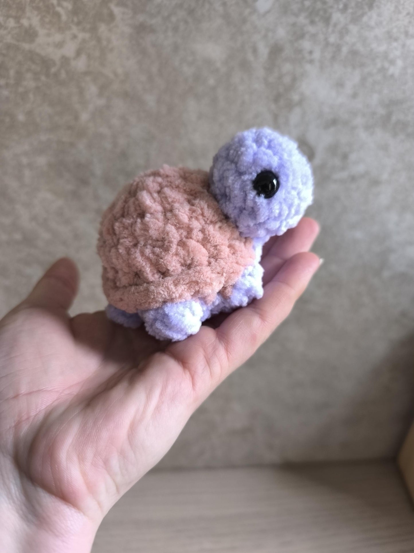 Peluche tortue faite main – couleur mystère 🐢✨
