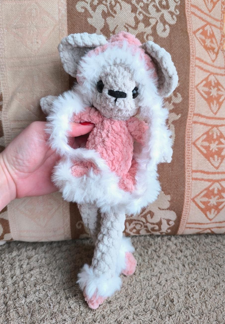 Brie la Souris – Peluche au Crochet Fait Main | Édition Hiver