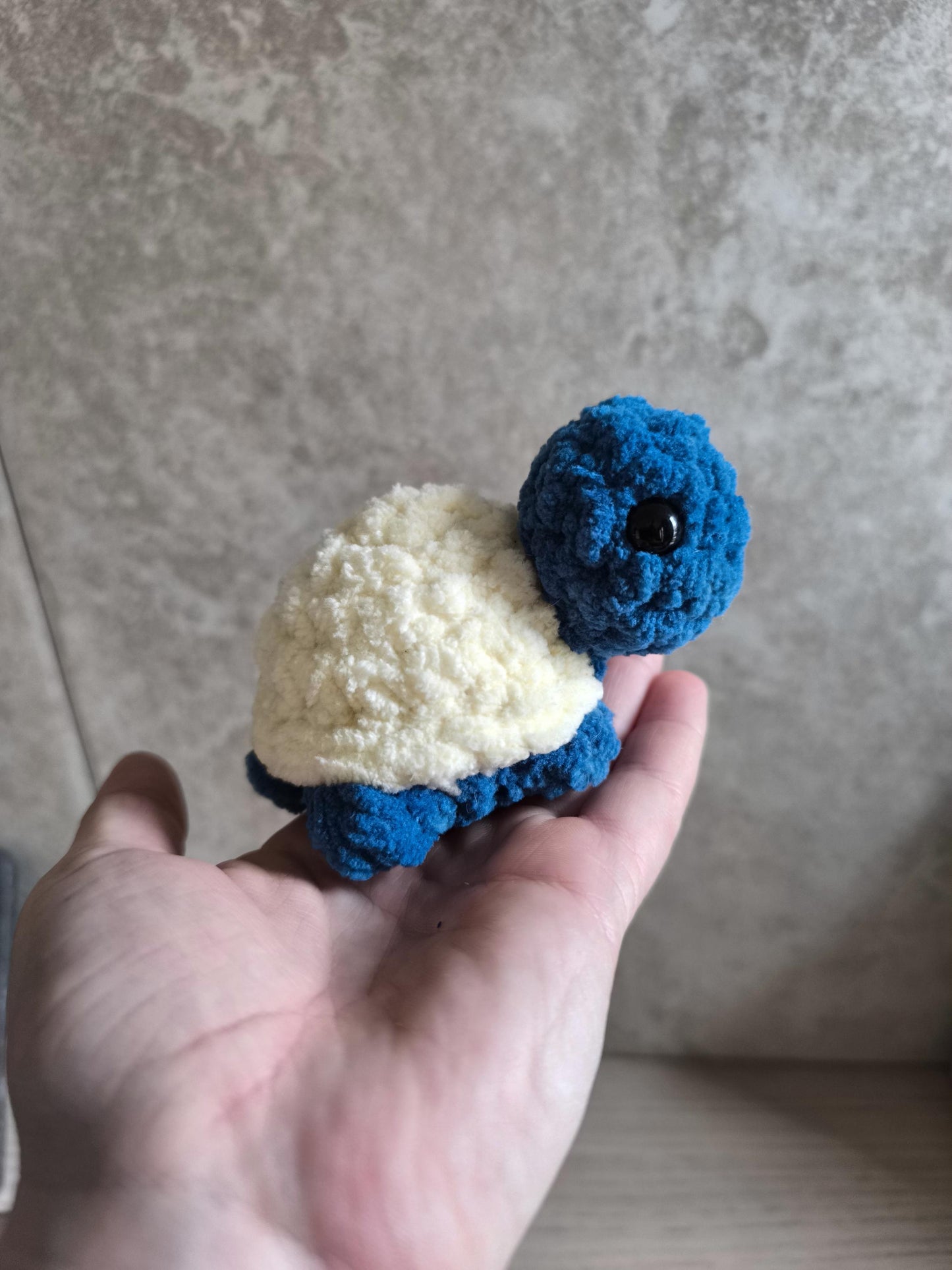 Peluche tortue faite main – couleur mystère 🐢✨