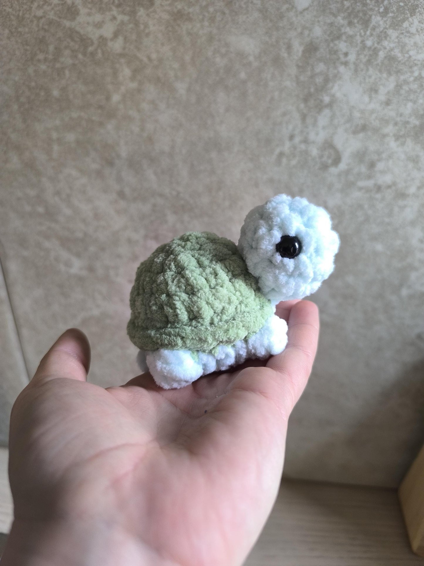 Peluche tortue faite main – couleur mystère 🐢✨