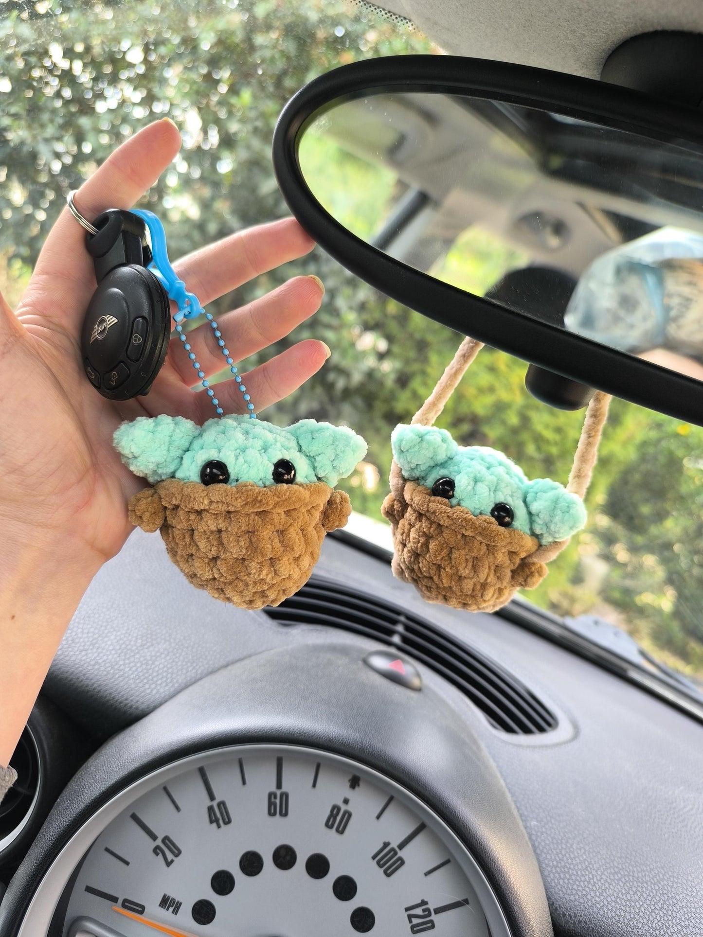 Decoration bébé alien pour retroviseur voiture ou porte clé