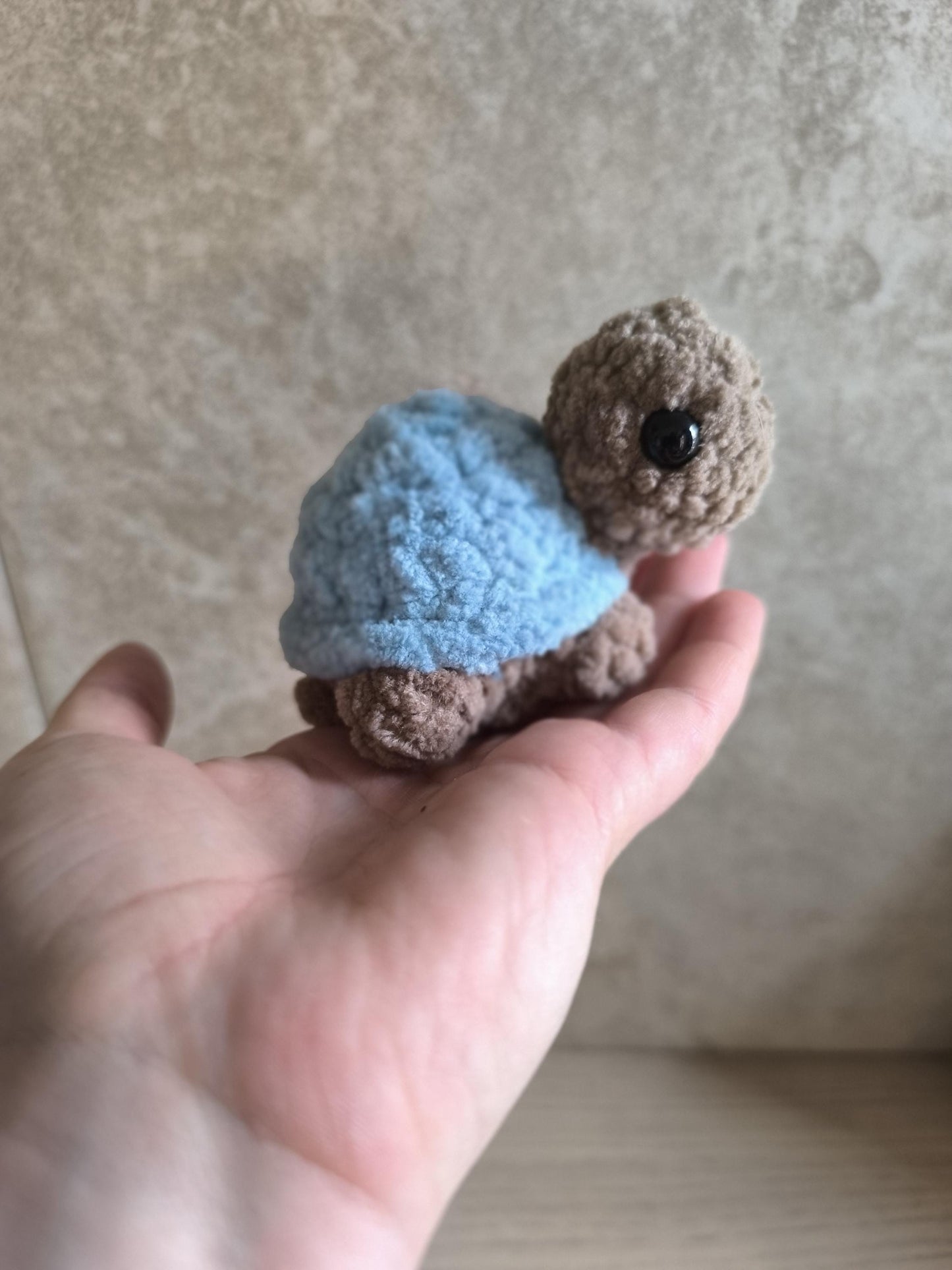 Peluche tortue faite main – couleur mystère 🐢✨
