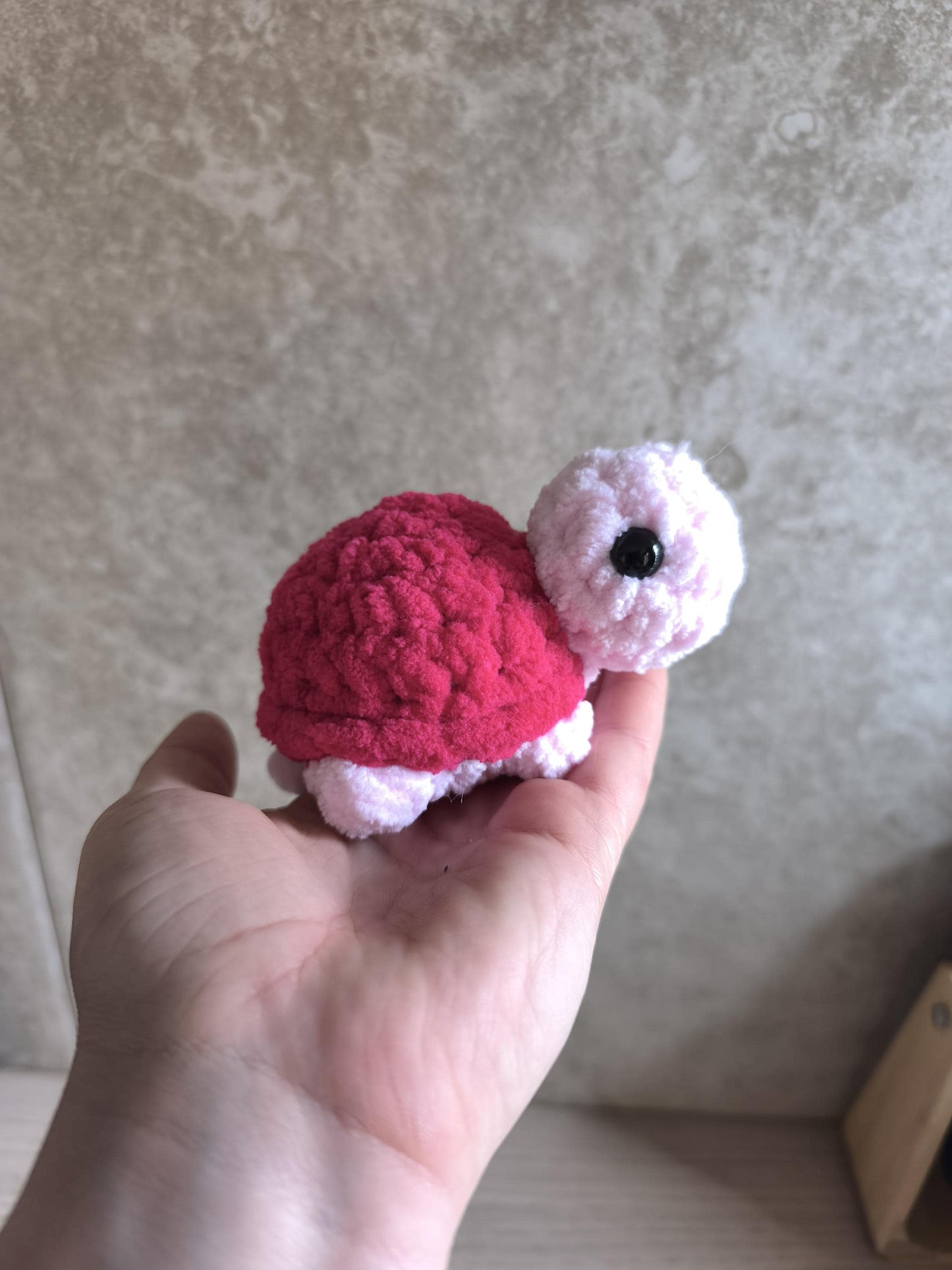 Peluche tortue faite main – couleur mystère 🐢✨