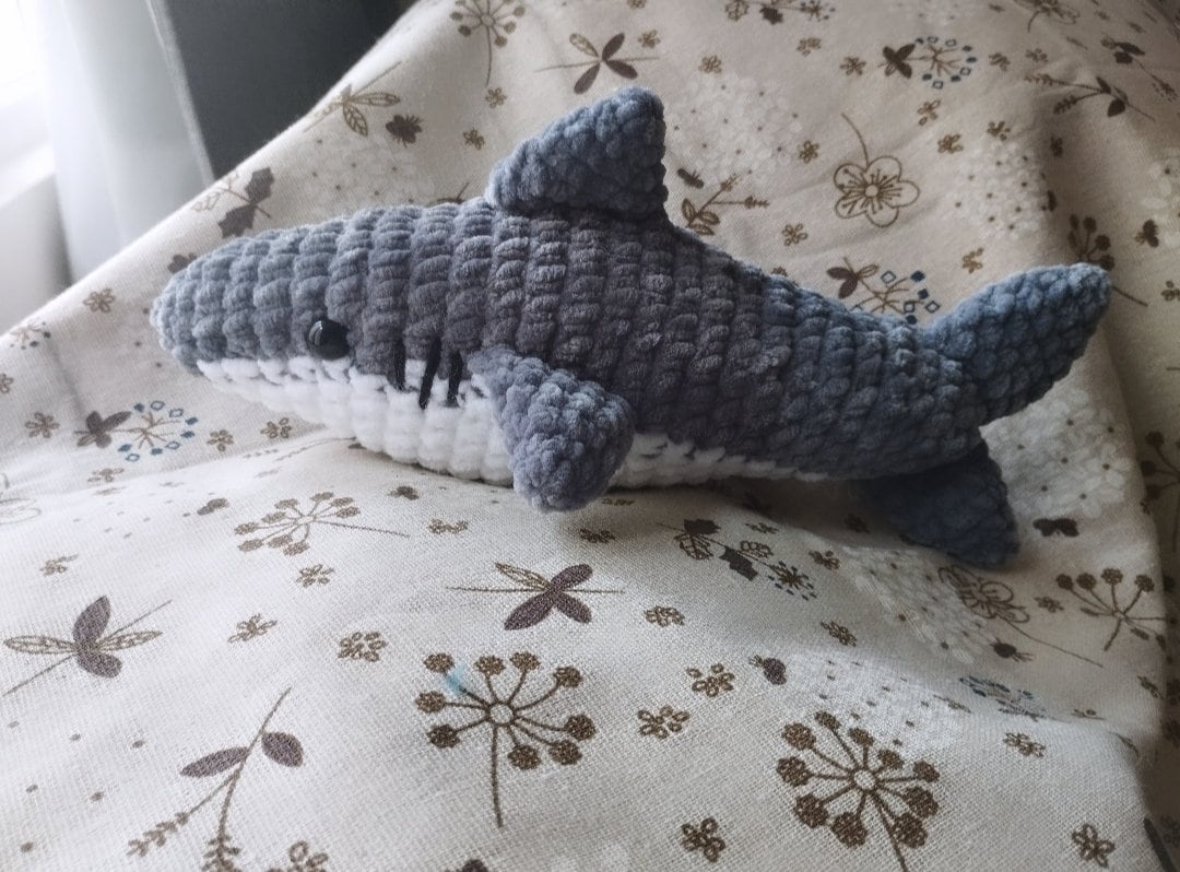 Peluche Requin au Crochet – Amigurumi de 23 cm