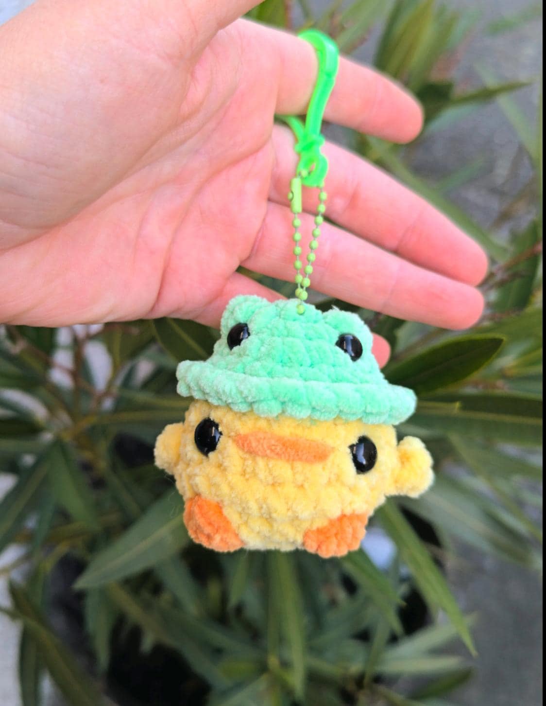 portes clés poussin et mallard avec chapeau grenouille