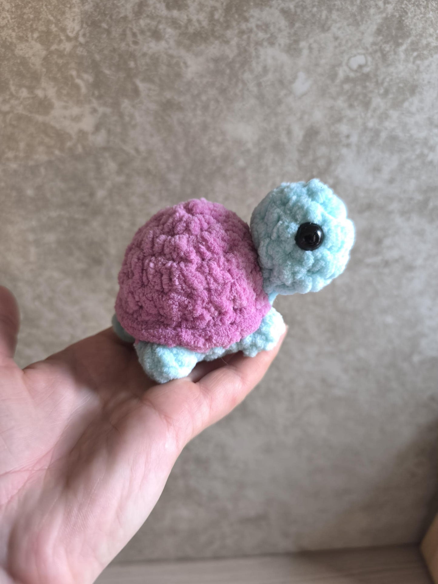 Peluche tortue faite main – couleur mystère 🐢✨