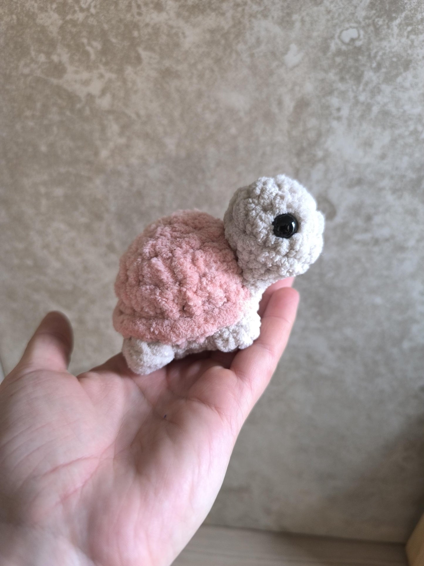 Peluche tortue faite main – couleur mystère 🐢✨