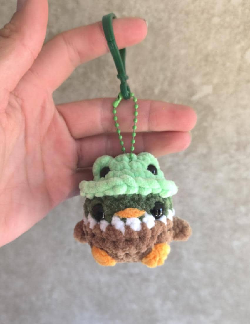 portes clés poussin et mallard avec chapeau grenouille