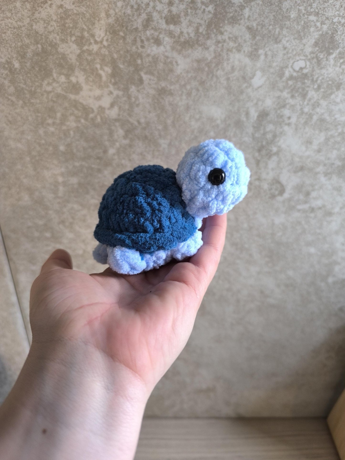 Peluche tortue faite main – couleur mystère 🐢✨