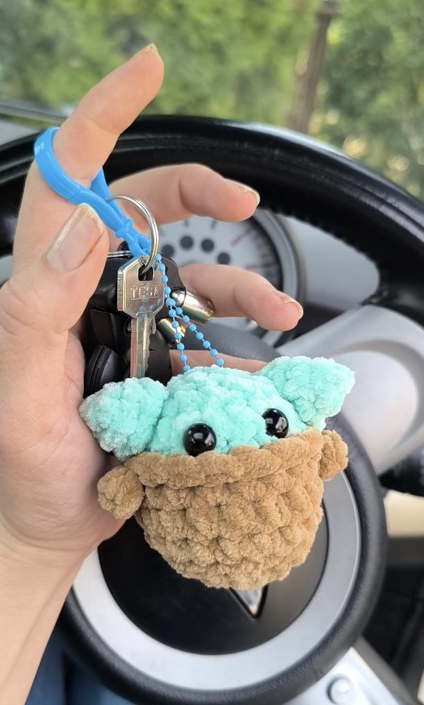 Decoration bébé alien pour retroviseur voiture ou porte clé
